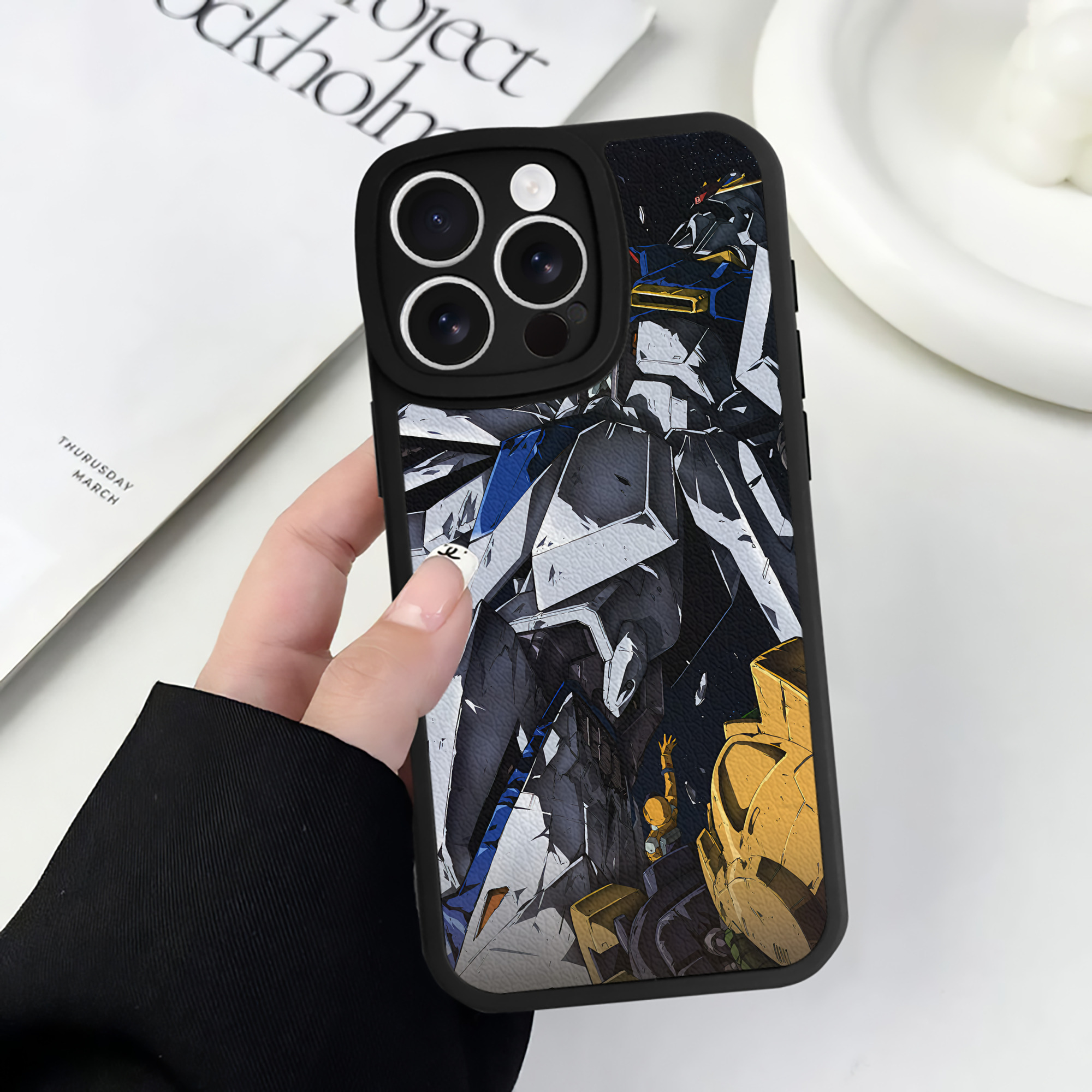 （画像用） 機動戦士ガンダム Mobile Suit Gundam 【iPhone 16シリーズ対応】シリコンスマホケース（レザー調） 材質：シリコン